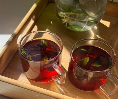 आम्ही तुम्हाला सांगतो की, हर्बल टी हा एक उत्तम उपाय आहे, जो नैसर्गिक पद्धतीने शरीर स्वच्छ करण्यास आणि संसर्ग कमी करण्यास मदत करतो.