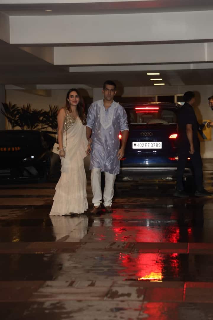 वरुण धवन के भाई रोहित धवन ने भी इवेंट में पहुंचकर लाइमलाइट अपने नाम की. पत्नी जाह्नवी देसाई संग पैपराजी ने उन्हें स्टाइलिश अंदाज में स्पॉट किया. कपल ने भी पैप्स के सामने जमकर पोज दिए.