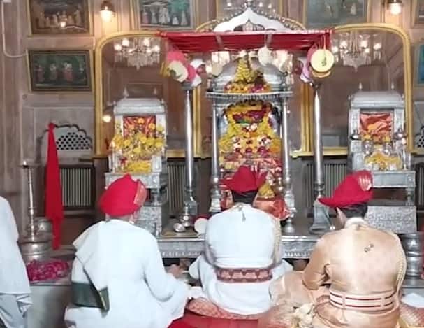 सिंधिया राजघराने के राजकीय पुजारी मधुकर पुरंदरे ने बताया है कि सिंधिया राजघराने की दशहरे की पूजा की ढाई सौ साल पुरानी परंपरा है, जो निरंतर जारी है. उसी के तहत सिंधिया राजघराने के प्रतिनिधियों ने पूजा अर्चना की.