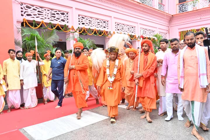 विजयदशमी के विशिष्ट पूजन की शुरुआत गोरखनाथ मंदिर में शक्तिपीठ से हुई, जहां शारदीय नवरात्र प्रतिपदा से जगतजननी आदिशक्ति की आराधना के अनुष्ठान चल रहे थे.