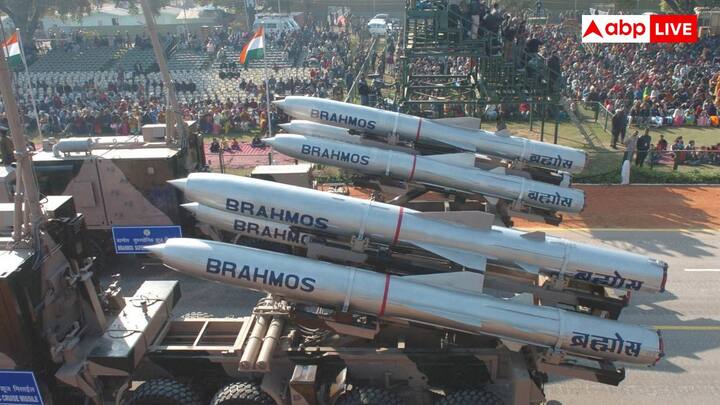 भारत ब्रह्मोस मिसाइल जैसे रक्षा उत्पादों के साथ रक्षा क्षेत्र में भी अपनी पहचान को बना रहा है. इसी के साथ भारतीय रेलवे 16 से ज्यादा देशों में कोच और लोकोमोटिव भी एक्सपोर्ट करता है और इसरो अंतरराष्ट्रीय ग्राहकों के लिए उपग्रह लॉन्च करता है.