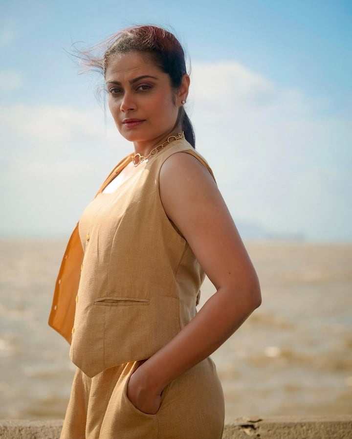 बड़ी आनंदी उर्फ तोरल रासपुत्रा का जन्म 1987 में 26 दिसंबर को कच्छ गुजरात में हुआ था.