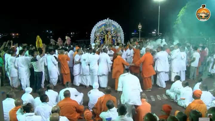 সন্ধ্যায় রামকৃষ্ণ দেবের মন্দিরে আরতির পর রীতি মেনে মায়ের ঘাটে হয় প্রতিমা নিরঞ্জন।
