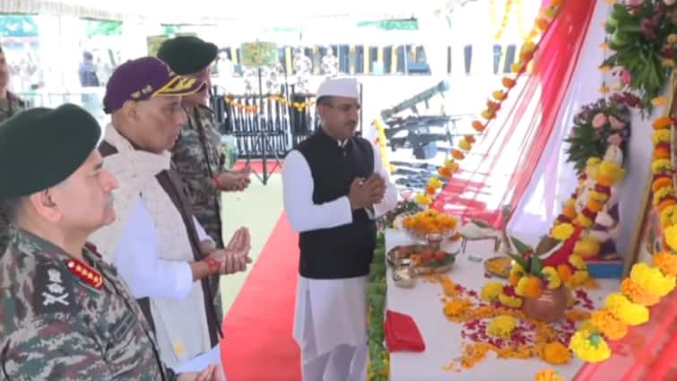 <div>Rajnath Singh Warns Pakistan: Missteps Could Redraw Borders, 'Road To Karachi Goes Via Sir Creek'</div>