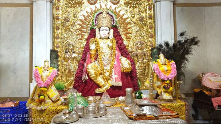 पुरातन काळापासून दसऱ्याच्या दिवशी सोने लुटण्याची परंपरा आहे आणि त्या परंपरेनुसार सोन्याच्या साडीत श्री महालक्ष्मी देवीचे दर्शन भाविकांना व्हावे, याकरिता दसरा आणि लक्ष्मीपूजनाच्या दिवशी ही साडी देवीला नेसविण्यात येते.