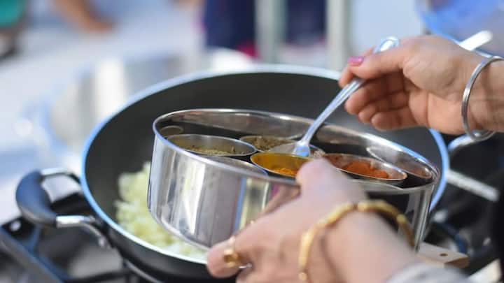 हल्दी का इस्तेमाल भारतीय रसोई में केवल रंग और स्वाद के लिए ही नहीं, बल्कि आयुर्वेदिक औषधि के रूप में भी होता आया है. आज दुनिया भर में Turmeric Latte या Golden Milk हेल्थ ड्रिंक के रूप में लोकप्रिय है.