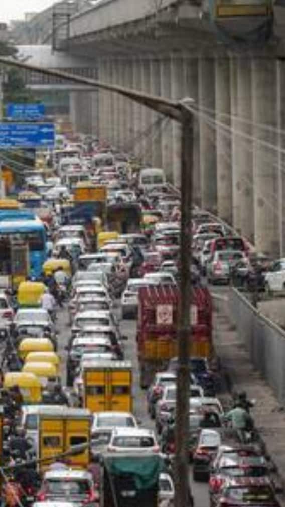 दशहरा पर नोएडा के ट्रैफिक में नहीं फंसना है, तो पढ़ लें ये सलाह