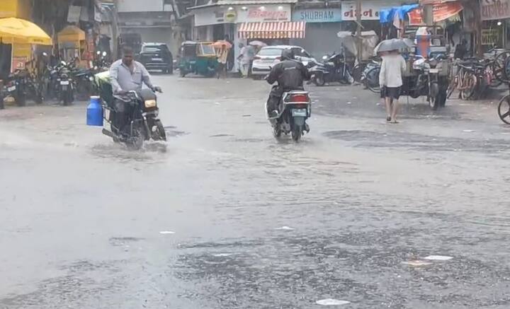જૂનાગઢ જિલ્લાના વંથલી, મેંદરડા તાલુકામાં બે-બે ઈંચ વરસાદ વરસ્યો. માળીયા તાલુકામાં દોઢ ઈંચ અને વિસાવદરમાં બે કલાકમાં ઈંચ વરસાદ વરસ્યો.