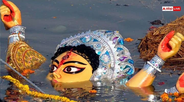 बता दें कि आज गुरुवार, 2 अक्टूबर 2025 को मां दुर्गा के विसर्जन के लिए दो मुहूर्त रहेंगे. पहला मुहूर्त प्रात:काल में था. इसके बाद दोपहर 1 बजकर 21 मिनट से 3 बजकर 44 मिनट तक का समय भी विसर्जन के लिए शुभ रहेगा.