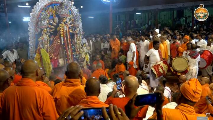 নিয়ম মেনে দর্পণ বিসর্জন এবং বিভিন্ন উপাচারের মধ্যে দিয়ে শেষ হয় দশমীর পুজো। এরপর শুরু হয় প্রতিমা বরণ।