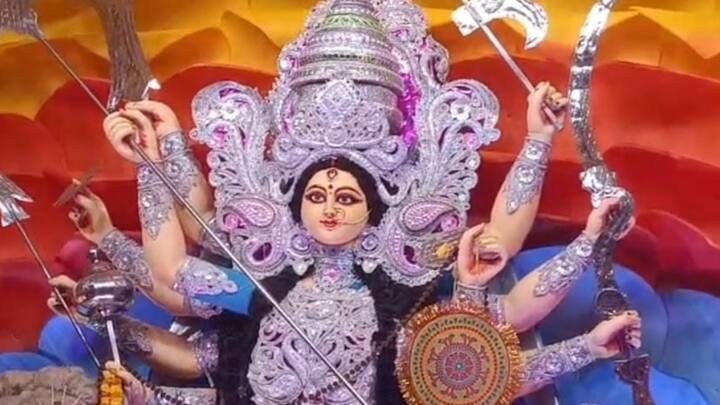 Varanasi Durga Puja: उत्तर प्रदेश के वाराणसी में नवमी के दिन दुर्गा पंडालों में जबरदस्त भीड़ उमड़ पड़ी, इस दौरान पंडालों की रौनक देखते ही बन रही थी. दूर-दूर से लोग मां के दर्शनों के लिए पहुंचे.