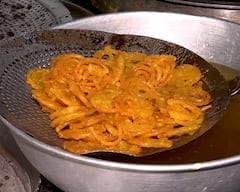 Dashera: અમદાવાદમાં દશેરા પર ફાફડા-જલેબી લેવા માટે દુકાનો પર લાગી લાંબી લાઈનો, જુઓ તસવીરો