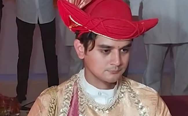 केंद्रीय मंत्री सिंधिया जब अपने बेटे के साथ गोरखी पहुंचे तो वहां बड़ी संख्या में लोग मौजूद थे. उन्होंने सिंधिया को दशहरे की शुभकामनाएं दी.