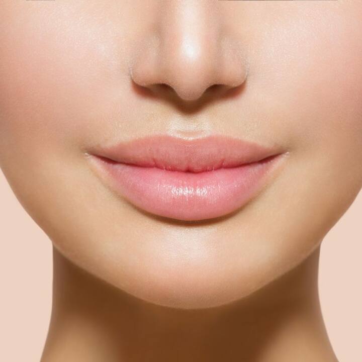 मध हे एक नैसर्गिक मॉइश्चरायझर आहे, जे ओठांना हायड्रेट ठेवते आणि त्यांच्यातील ओलावा टिकवून ठेवते. मधामध्ये अँटीऑक्सिडंट आणि अँटी-इंफ्लेमेटरी गुणधर्म असतात जे तुमच्या ओठांची त्वचा बरी करण्यास मदत करतात. शिवाय, मधातील एंजाइम तुमच्या ओठांचा रंग हलका करण्यास मदत करतात.