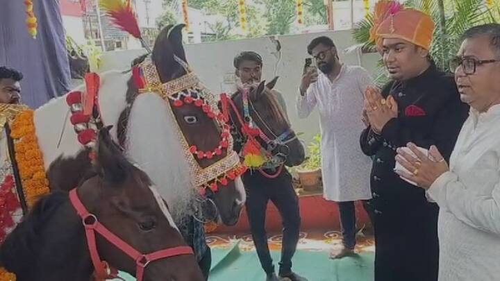 अश्वपूजनाने वंशावळ सुरू राहते व लक्ष्मी प्रसन्न राहते अशी अख्यायिका असून आज जळगावत दसऱ्याच्या शुभ मुहूर्तावर प्रमोद बराटे कुटुंबीयांतर्फे अश्वांचे पूजन करण्यात आले