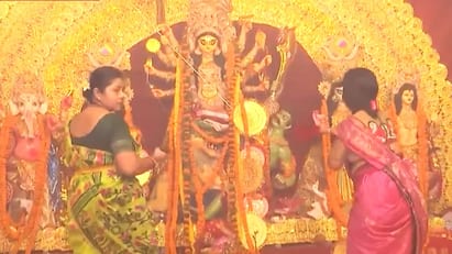 नवरात्री 2025: ग्रेटर कैलाश दुर्गा पंडाल में महिला पुरोहितों ने कराई पूजा, 26 साल की परंपरा में हुआ बदलाव