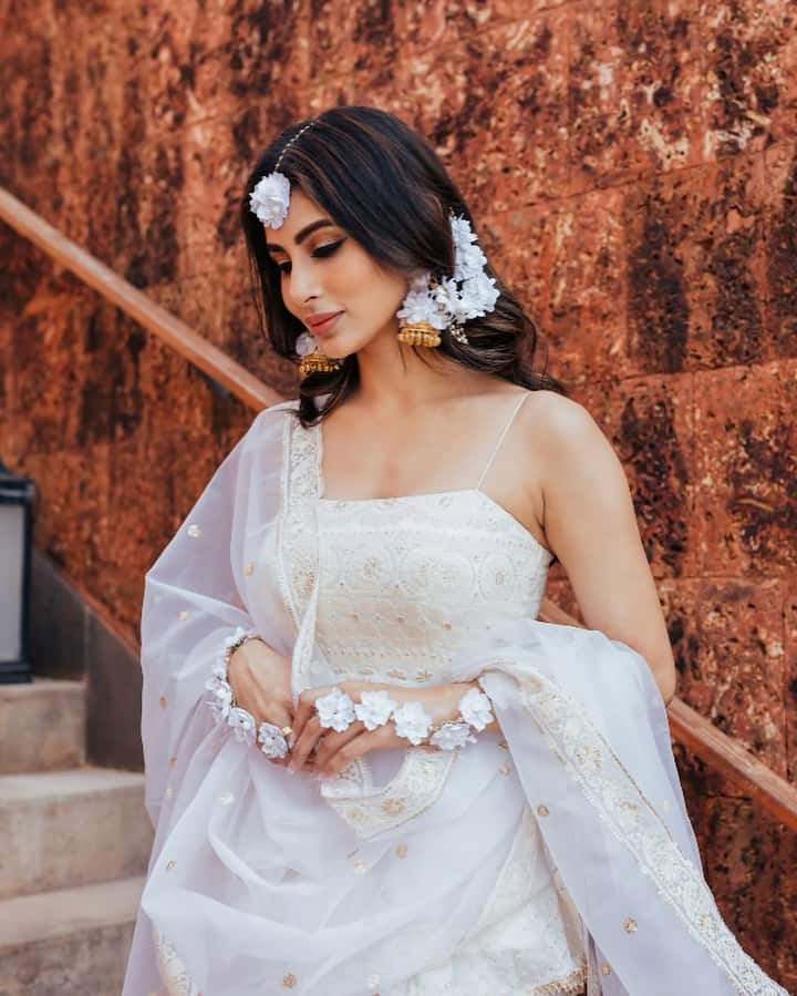 Mouni Roy, carrying a jewelery with flowers with this white suit, does not look less beautiful than a nymph.