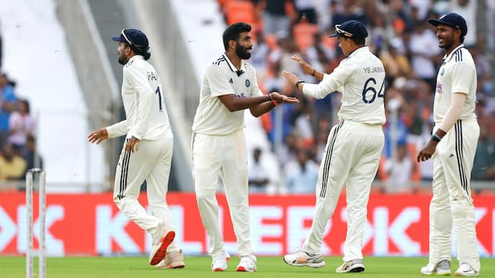 ঘটনাক্রমে এই ইনিংসেই দেশের মাটিতে ৫০টি টেস্ট উইকেট নেওয়ার মাইলফলকও স্পর্শ করলেন বুমরা।