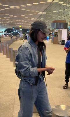 डेनिम जैकेट और कैप में प्रियंका चोपड़ा का दिखा कूल लुक, एयरपोर्ट पर स्वैग से दिए पोज