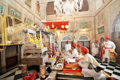 Photos: दशहरे पर ज्योतिरादित्य सिंधिया का दिखा शाही अंदाज, बेटे महाआर्यमन के साथ की हथियारों की पूजा