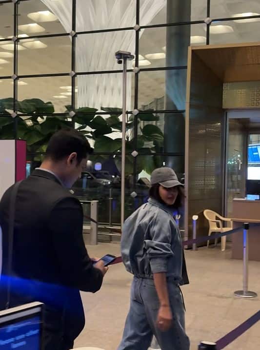 After the end of the event, Priyanka has now left for America. She appeared in a denim outfit at the airport.