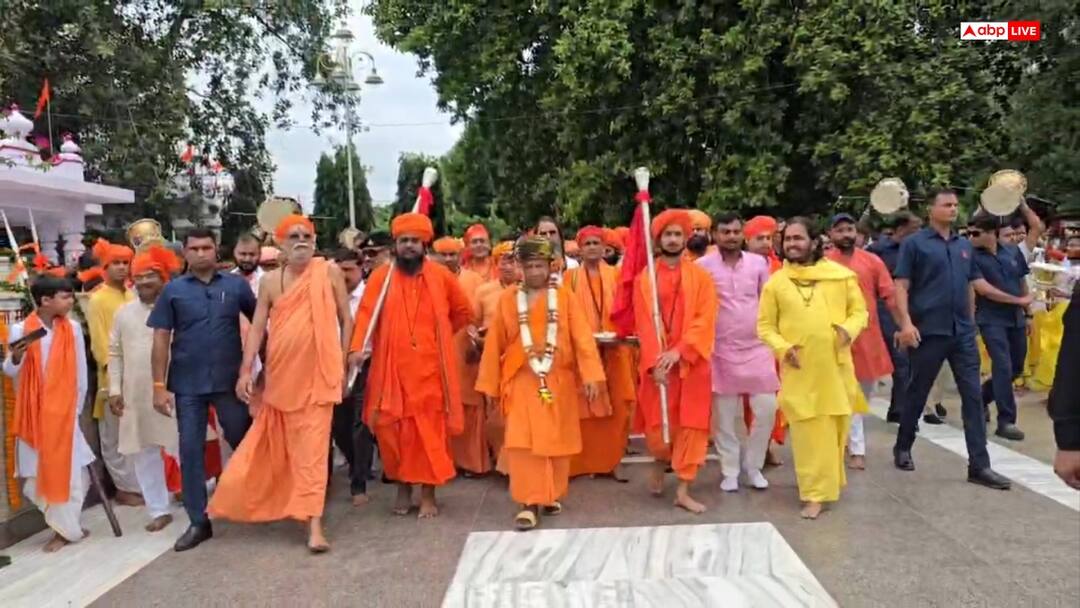 Gorakhpur Vijayadashami shobhayatra led by yogi Adityanath muslim sindhi community grand welcome article ann गोरखनाथ मंदिर से निकली विजयादशमी शोभायात्रा, मुस्लिम समाज के लोगों ने की पुष्प वर्षा