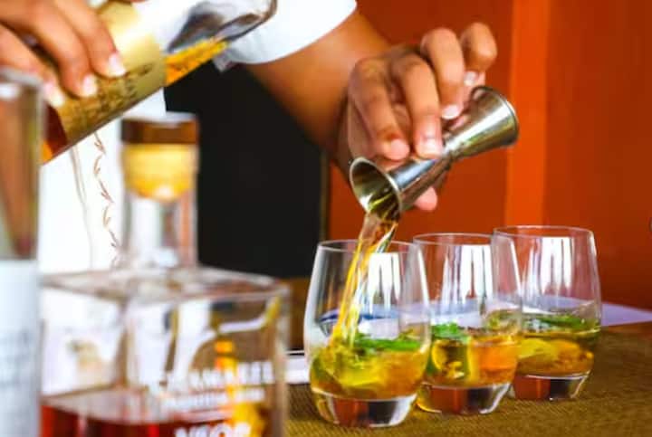 ਇਸਦਾ ਮਤਲਬ ਹੈ ਕਿ ਜੇਕਰ ਤੁਹਾਡੇ ਕੋਲ ਪਹਿਲਾਂ ਹੀ ਸ਼ਰਾਬ ਹੈ ਅਤੇ ਤੁਸੀਂ ਇਸਨੂੰ ਘਰ ਵਿੱਚ ਪੀਂਦੇ ਹੋ, ਤਾਂ ਇਸਨੂੰ ਆਮ ਤੌਰ 'ਤੇ ਅਪਰਾਧ ਨਹੀਂ ਮੰਨਿਆ ਜਾਵੇਗਾ।