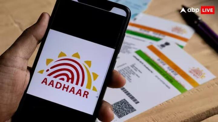 कागदपत्र अपडेट करण्याची सुविधा myAdhaar पोर्टलवर 14 जून 2026 पर्यंत मोफत असेल. त्यानंतर एनरोलमेंट सेंटरवर जाऊन अपडेट करण्यासाठी 75 रुपये द्यावे लागतील. याचं शुल्क पूर्वी 50 रुपये होतं.