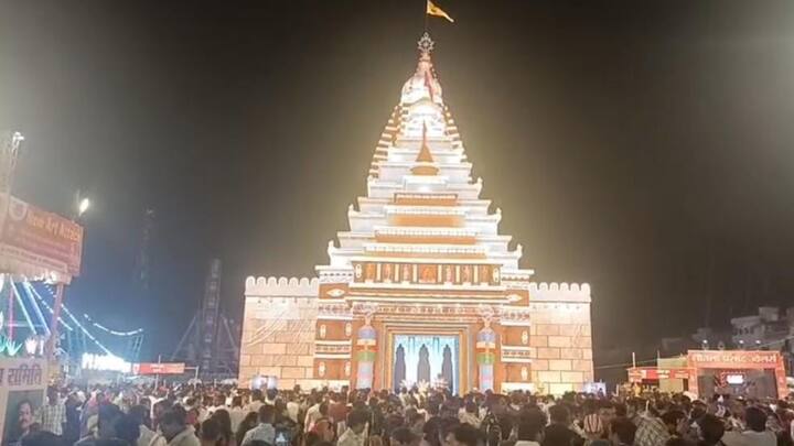 दरअसल अष्टमी के दिन भारी बारिश की वजह से लोग दुर्गा पूजा देखने नहीं जा सके थे. इसलिए नवमी के दिन खासतौर पर अलग-अलग पंडालों में भारी संख्या में लोग पहुंच रहे हैं.