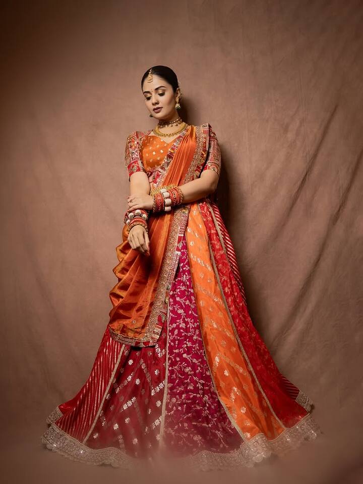 उन्होंने जुलाई 2012 में एक सहायक भूमिका के साथ फ़िल्मों में शुरुआत की। बाद में उन्होंने प्रेमा इश्क काधल (2012) में मुख्य भूमिका निभाई।