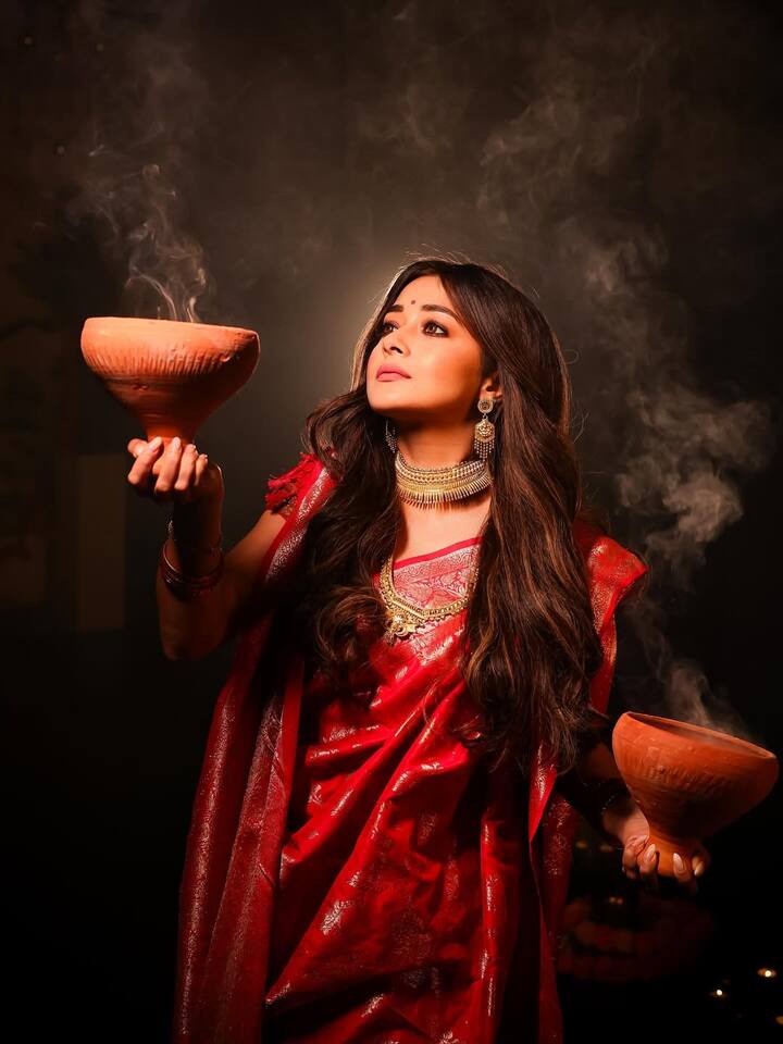 टीना दत्ता का यह लुक पूरी तरह से बंगाली दुर्गा पूजा की ट्रेडिशनल लुक को दिखाता है. उन्होंने इस खास अवसर पर लाल रंग की बनारसी साड़ी पहनी.