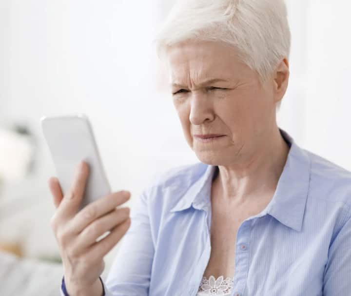 सतत मोबाईल  पाहीतराहिल्याने डोळे कमी वेळा मिचकावले जातात,त्यामुळे डोळे कोरडे होतात