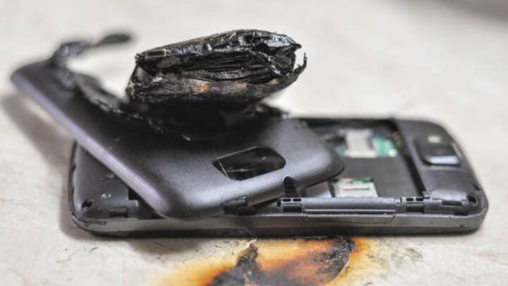 इसके अलावा फ्रिज के ऊपर फोन रखने से गिरने का खतरा भी बढ़ जाता है. हल्की सी धक्का या झटके में फोन गिर सकता है और स्क्रीन या बैटरी को नुकसान हो सकता है. यह छोटी सी लापरवाही भी महंगी पड़ सकती है. इसलिए इस बात का ध्यान रखें.