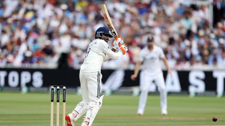 रवींद्र जडेजा इस समय टेस्ट क्रिकेट में दुनिया के नंबर-1 ऑलराउंडर हैं और वह टेस्ट क्रिकेट में सबसे ज्यादा छक्के लगाने वाले भारतीय बल्लेबाजों की लिस्ट में चौथे स्थान पर हैं. जडेजा ने अब तक 86 मैच खेला है, जिसमें उन्होंने 80 छक्के लगाए हैं.