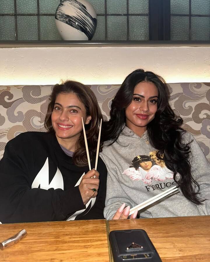 जिसे देख कई यूजर्स का कहना है कि निसा बिल्कुल अपनी मां काजोल की कार्बन कॉपी लगती हैं.