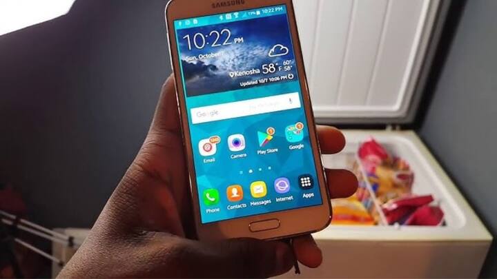 फ्रिज के ऊपर फोन रखकर चार्ज पर लगाना खतरनाक हो सकता है. आपको बता दें फ्रिज के ऊपर फोन रखने से सबसे बड़ा खतरा यह है कि वहां तापमान कम होता है. लेकिन चार्जिंग के दौरान बैटरी गर्म होती है. यह अचानक तापमान बदलाव बैटरी के लिए हानिकारक हो सकता है.