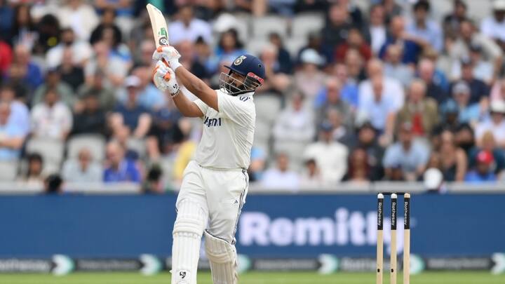 टेस्ट क्रिकेट में सबसे ज्यादा छक्के लगाने वाले भारतीय बल्लेबाजों की लिस्ट में दूसरे स्थान पर विकेट कीपर बल्लेबाज ऋषभ पंत हैं. ऋषभ ने अब तक 47 मैच खेले हैं, जिसमें उन्होंने 90 छक्के लगाए हैं.