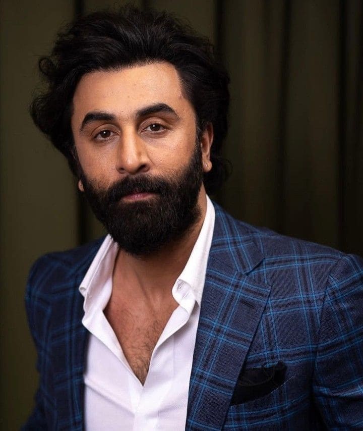 लेकिन इस फिल्म के लिए भी रणबीर कपूर ने कोई शॉर्टकट नहीं अपनाया. शिवोहम भट्ट ने बताया कि इसके लिए अभिनेता की ट्रेनिंग और न्यूट्रिशन अलग थी लेकिन फिर भी उन्होंने डेढ़ साल की कड़ी मेहनत से लगभग 10 से 12 किलो का बल्की वेट गेन किया. कभी लेट नाइट शूट्स तो कभी मॉर्निंग शूट और कभी बिजी लाइफस्टाइल के वजह से उन्हें काफी मुश्किलों का सामना करना पड़ा. लेकिन उन्होंने हार नहीं मानी और अपना गोल अचीव किया.