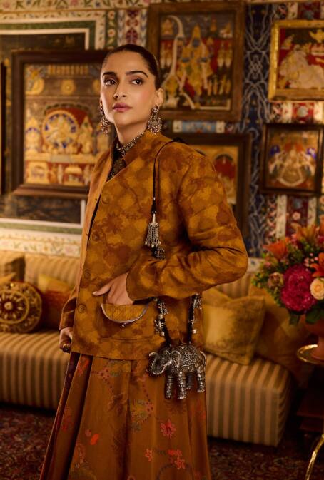 सोनम ने खास मौके के लिए इंडो वेस्टर्न लॉन्ग स्कर्ट-टॉप के साथ ब्लेजर कैरी किया था.