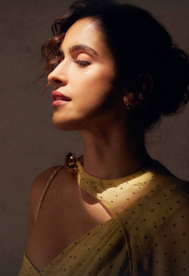 सान्या ने मिनिमल मेकअप चुना, हल्का पिंक आईशैडो, न्यूड लिपस्टिक और नैचुरल बेस, जो उनके ग्लोइंग लुक को और हाईलाइट कर रहा है, और सॉफ्ट कर्ल्स वाला लो बन उनके चेहरे को शार्प और सॉफ्ट दोनों तरह का एफ़ेक्ट दे रहा है.