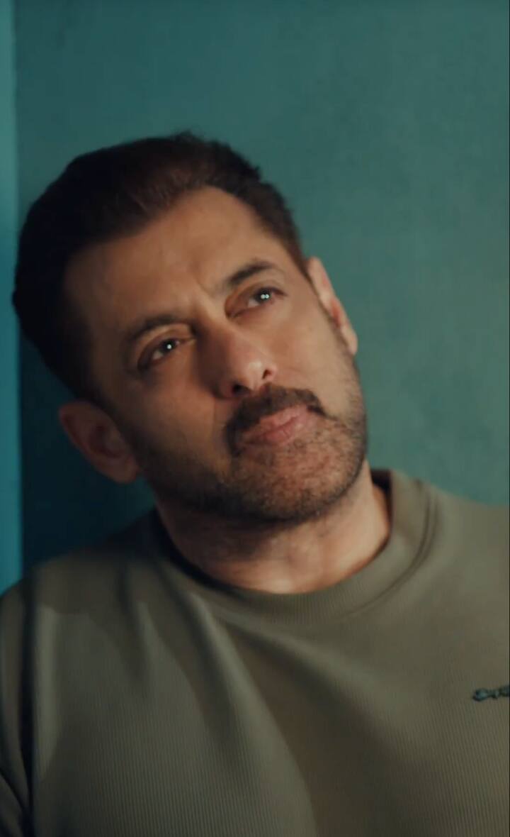 Overall, in all these looks, Salman's confidence is clearly visible. His attitude top notch looks in every look. In all the photos, he is clearly visible in a dumb style.