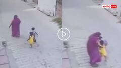 Video: गड्ढे में गिरा बच्चा, मां ने बाहर निकालकर खूब कूटा, जड़े थप्पड़, लोग बोले- मन बहुत दुखी है