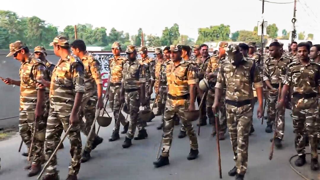 यूपी के सभी जिलों में जुमे की नमाज को लेकर हाई अलर्ट, बरेली में बने 4 सुपर जोन, ड्रोन से निगरानी Bareilly Violence high alert in Uttar Pradesh for Friday prayers forces deployed in sensitive areas यूपी के सभी जिलों में जुमे की नमाज को लेकर हाई अलर्ट, बरेली में बने 4 सुपर जोन, ड्रोन से निगरानी