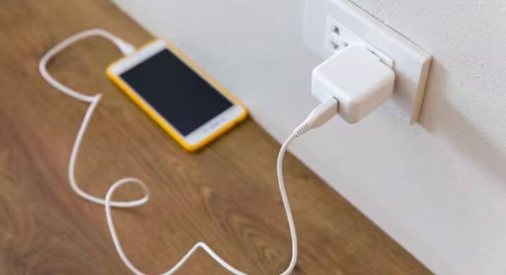 સુરક્ષિત ચાર્જિંગ માટે હંમેશા સપાટ ઠંડી જગ્યા શોધો. હંમેશા તમારા ફોનને ચાર્જિંગ સ્ટેન્ડ અથવા સુરક્ષિત સ્થાન પર રાખો. આ ફક્ત તમારા ફોનને સુરક્ષિત રાખશે નહીં પણ તેની બેટરી લાઇફ પણ વધારશે. (તમામ તસવીરો ABP LIVE)