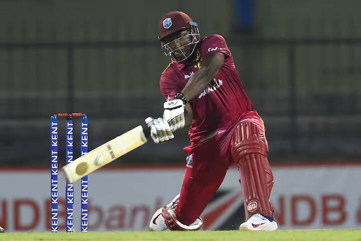 વેસ્ટ ઇન્ડીઝના ઓલરાઉન્ડર આન્દ્રે રસેલ ODI ક્રિકેટમાં સૌથી વધુ સ્ટ્રાઇક રેટ ધરાવતા બેટ્સમેનોની યાદીમાં ટોચ પર છે. રસેલે પોતાની કારકિર્દીમાં 56 મેચ રમી છે, જેમાં 130.22 ના સ્ટ્રાઇક રેટથી 1034 રન બનાવ્યા છે.