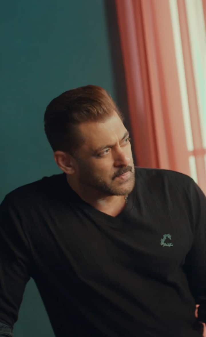 In many pictures, Salman can be seen in casual T-shirts. She is wearing T-shirts of dark green-brown and light blue, which is showing her simplicity and down-to-meaning personality.