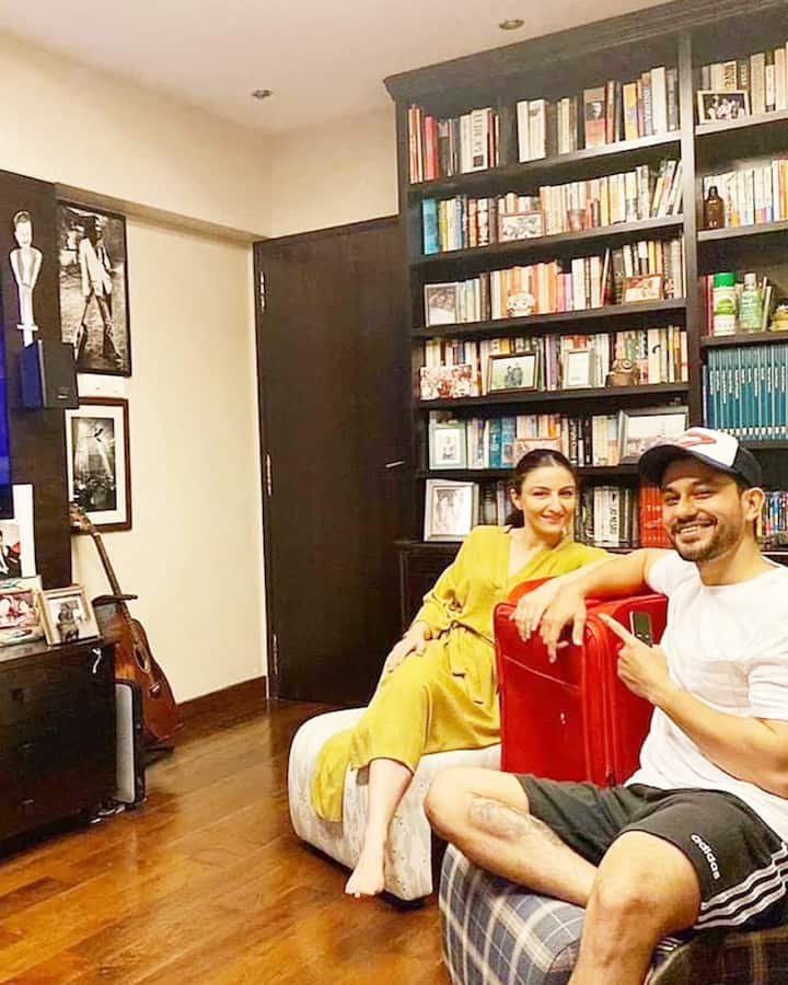 कुणाल और सोहा दोनों ही बुक लवर्स हैं और दोनों को पढ़ना पसंद है. इसलिए इस घर का एक बेहद खास हिस्सा है इसकी लाइब्रेरी.वुडन फ्लोरिंग और ऑफ व्हाइट वॉल्स उनकी लाइब्रेरी को कोजी और शांत लुक देती हैं. यहां कई ब्लैक एंड व्हाइट पिक्चर्स और रॉयल फ्रेम इस फैमिली की रिच हिस्ट्री की गवाही देते हैं.