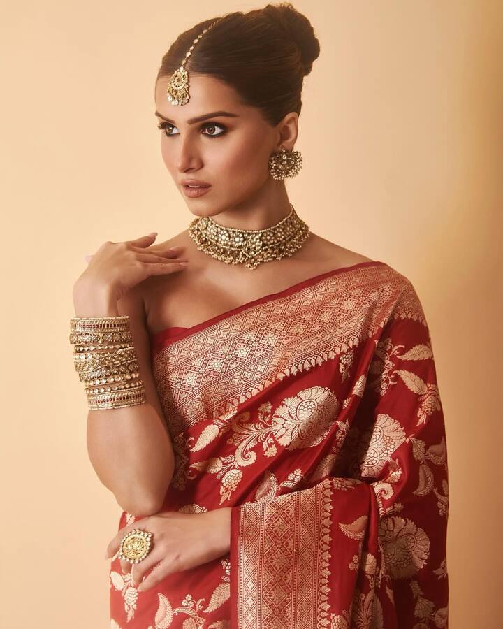 This hairstyle by Tara Sutaria is the correct balance of traditional and sophisticated look for Karva Chauth. For this look, they have kept their hair completely sleek and made a tall and tight shoe, giving light volume near the forehead. In this style, no strand is on the face, so that their demand vaccine and heavy bran set is highlighting in a great way. It is a classic, regal and extremely elegant hairstyle.