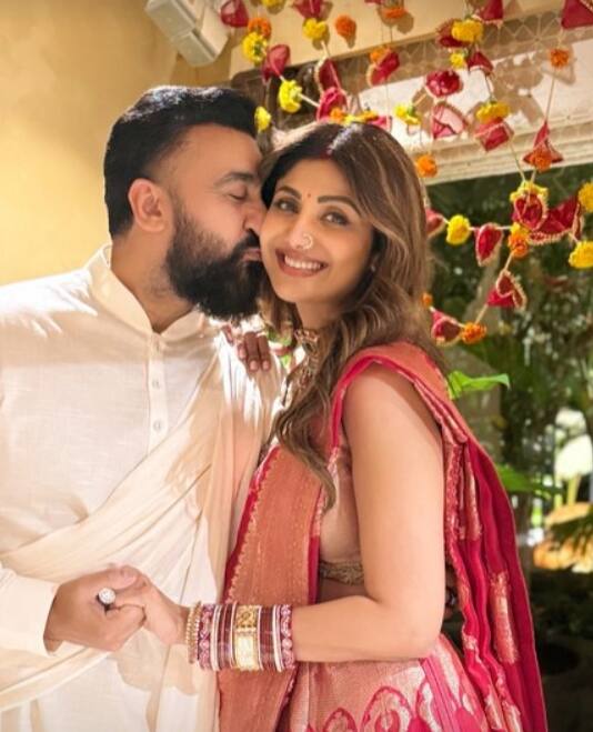 करवाचौथ के मौके पर पत्नियां अपने पति की लंबी उम्र के लिए पूरे दिन निर्जला व्रत रखती हैं. ऐसे में खास फोटो तो बनती है. इसके लिए आप राज कुंद्रा के शिल्पा शेट्टी के गाल को किस करने वाले पोज को कॉपी कर सकते हैं.