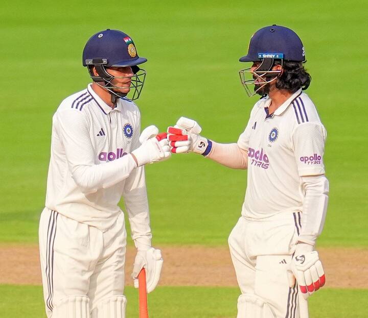 भारत आणि वेस्ट इंडिज यांच्यात पहिली कसोटी अहमदाबाद येथे खेळवली जात आहे. दोन कसोटी सामन्यांच्या या मालिकेतील पहिल्या कसोटीत भारतचं वर्चस्व दिसून येत आहे. टीम इंडियाच्या गोलंदाजांनी वेस्ट इंडिजला 162 धावांवर रोखलं. त्यानंतर दुसऱ्या दिवशीचा खेळ संपेपर्यंत भारतानं 5 बाद 448 धावा केल्या आहेत.